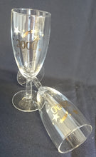 Lade das Bild in den Galerie-Viewer, GETRÄNKEGLAS - Hartglas, Goldfarbender 2000er Schriftzug Silvester Feuerwerk Sterne Motiv Dekor
