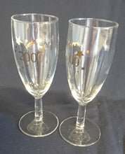 Lade das Bild in den Galerie-Viewer, 6er Set GETRÄNKEGLÄSER - Hartglas, Goldfarbender 2000er Schriftzug Silvester Feuerwerk Sterne Motiv Dekor
