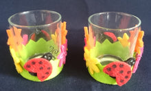 Lade das Bild in den Galerie-Viewer, 2er Set TEELICHTGLÄSER - Hartglas &amp; Filz, Wiesenblumen Blüten Marienkäfer Motiv Dekor (G)
