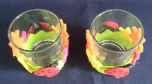 Lade das Bild in den Galerie-Viewer, 2er Set TEELICHTGLÄSER - Hartglas &amp; Filz, Wiesenblumen Blüten Marienkäfer Motiv Dekor (G)
