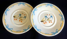 Lade das Bild in den Galerie-Viewer, 2er Set UNTERTASSEN "Porcelain Collection" - Porzellan, Ländliches Gänse Schleifen Motiv Dekor
