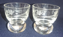 Lade das Bild in den Galerie-Viewer, 2er Set GETRÄNKEGLÄSER - Kristallglas, Geschliffener Blumen Pflanzen Dekor
