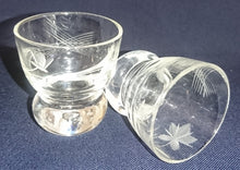 Lade das Bild in den Galerie-Viewer, 2er Set GETRÄNKEGLÄSER - Kristallglas, Geschliffener Blumen Pflanzen Dekor
