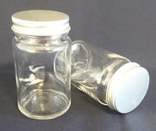 Lade das Bild in den Galerie-Viewer, 2er Set KLEINE VORRATSDÖSCHEN MIT SCHRAUBDECKEL - Press- / Hartglas &amp; Metall, Klassisch Design Form Dekor

