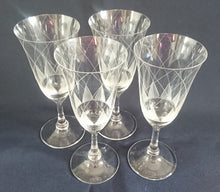 Lade das Bild in den Galerie-Viewer, GETRÄNKEGLAS - Kristallglas, Geometrisches Dreieck Linien Mattiert Geschliffenes Dekor
