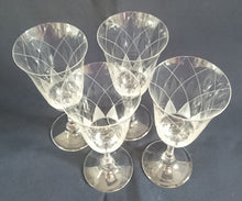 Lade das Bild in den Galerie-Viewer, 4er Set GETRÄNKEGLÄSER - Kristallglas, Geometrisches Dreieck Linien Mattiert Geschliffenes Dekor

