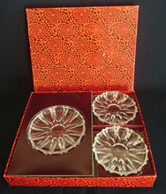 Lade das Bild in den Galerie-Viewer, 7er Set Getränkuntersetzer aus klarem Pressglas mit Kreislinien und abstraktem Schliffdekor, modern und stilvoll
