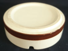 Lade das Bild in den Galerie-Viewer, ASCHENBECHER - Keramik / Steingut, Flora Wiesen Blumen Blüten Pflanzen Blatt Blätter Linien Rand Dekor
