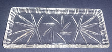 Lade das Bild in den Galerie-Viewer, KÖNIGSKUCHEN SERVIERPLATTE - Kristallglas, Rechteckig, Abstraktes Streifen Dekor
