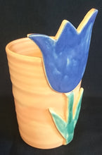 Lade das Bild in den Galerie-Viewer, BLUMENVASE - Keramik / Steingut, Tulpen Blumen Form Dekor, Handarbeit / Handbemalt
