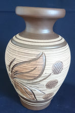 Lade das Bild in den Galerie-Viewer, BLUMENVASE - Keramik / Steingut, Streifen Linien Kreise Pflanzen Blätter Motiv Dekor, Handarbeit / Handmade
