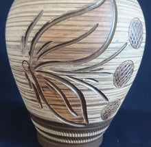 Lade das Bild in den Galerie-Viewer, BLUMENVASE - Keramik / Steingut, Streifen Linien Kreise Pflanzen Blätter Motiv Dekor, Handarbeit / Handmade
