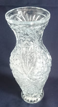 Lade das Bild in den Galerie-Viewer, BLUMENVASE - Press- / Hartglas, Klassisch Style, Abstraktes Geschliffenes Blumendekor
