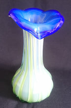 Lade das Bild in den Galerie-Viewer, BLUMENVASE - Press- / Hartglas, Modern Style, Abstrakte Pilzform Linien Streifen Dekor
