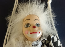 Lade das Bild in den Galerie-Viewer, CLOWN PUPPE auf SCHAUKEL- Mittelgroß, Stoff / Porzellan / Holz, Handarbeit, Handbemalt
