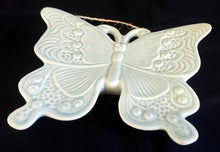 Lade das Bild in den Galerie-Viewer, WAND DEKORATION - Porzellan, Schmetterling Form Relief Dekor, Mit Aufhängeschnur
