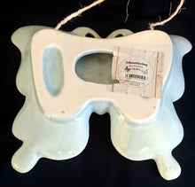 Lade das Bild in den Galerie-Viewer, WAND DEKORATION - Porzellan, Schmetterling Form Relief Dekor, Mit Aufhängeschnur
