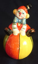 Lade das Bild in den Galerie-Viewer, CLOWN AUF BALL DEKORATION - Keramik / Steingut, Clown Ball Sitzend Motiv Dekor

