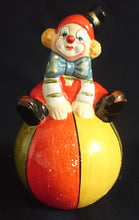 Lade das Bild in den Galerie-Viewer, CLOWN AUF BALL DEKORATION - Keramik / Steingut, Clown Ball Sitzend Motiv Dekor
