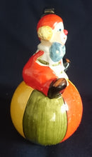 Lade das Bild in den Galerie-Viewer, CLOWN AUF BALL DEKORATION - Keramik / Steingut, Clown Ball Sitzend Motiv Dekor
