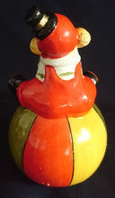 Lade das Bild in den Galerie-Viewer, CLOWN AUF BALL DEKORATION - Keramik / Steingut, Clown Ball Sitzend Motiv Dekor
