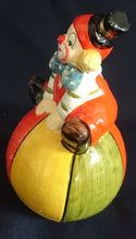 Lade das Bild in den Galerie-Viewer, CLOWN AUF BALL DEKORATION - Keramik / Steingut, Clown Ball Sitzend Motiv Dekor
