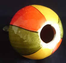 Lade das Bild in den Galerie-Viewer, CLOWN AUF BALL DEKORATION - Keramik / Steingut, Clown Ball Sitzend Motiv Dekor
