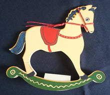 Lade das Bild in den Galerie-Viewer, SCHAUKELPFERD FIGUR - Balsaholz, Tiere Pferde Sattel Motiv Form Dekor
