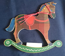 Lade das Bild in den Galerie-Viewer, 3er Set SCHAUKELPFERDE FIGUREN - Balsaholz, Tiere Pferde Sattel Motiv Form Dekor
