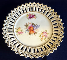 Lade das Bild in den Galerie-Viewer, 2er Set DEKORATIONS DESSERTTELLER - Porzellan Durchbrochen, Goldrand Blumenblüten Weintrauben Äpfel Apfel Motiv Dekor
