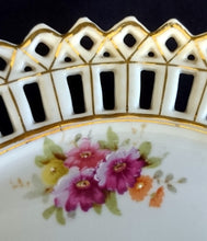 Lade das Bild in den Galerie-Viewer, 2er Set DEKORATIONS DESSERTTELLER - Porzellan Durchbrochen, Goldrand Blumenblüten Weintrauben Äpfel Apfel Motiv Dekor
