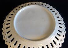 Lade das Bild in den Galerie-Viewer, 2er Set DEKORATIONS DESSERTTELLER - Porzellan Durchbrochen, Goldrand Blumenblüten Weintrauben Äpfel Apfel Motiv Dekor
