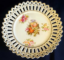 Lade das Bild in den Galerie-Viewer, 2er Set DEKORATIONS DESSERTTELLER - Porzellan Durchbrochen, Goldrand Blumenblüten Weintrauben Äpfel Apfel Motiv Dekor
