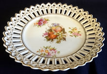 Lade das Bild in den Galerie-Viewer, 2er Set DEKORATIONS DESSERTTELLER - Porzellan Durchbrochen, Goldrand Blumenblüten Weintrauben Äpfel Apfel Motiv Dekor
