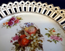 Lade das Bild in den Galerie-Viewer, 2er Set DEKORATIONS DESSERTTELLER - Porzellan Durchbrochen, Goldrand Blumenblüten Weintrauben Äpfel Apfel Motiv Dekor
