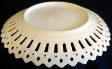 Lade das Bild in den Galerie-Viewer, DEKORATIONS DESSERTTELLER - Porzellan Durchbrochen, Goldrand Blumenblüten Weintrauben Äpfel Apfel Motiv Dekor
