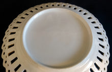 Lade das Bild in den Galerie-Viewer, DEKORATIONS DESSERTTELLER - Porzellan Durchbrochen, Goldrand Blumenblüten Weintrauben Äpfel Apfel Motiv Dekor
