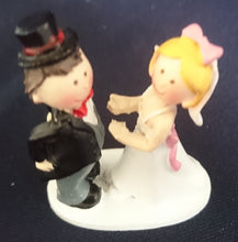 Lade das Bild in den Galerie-Viewer, DEKORATIONSFIGUR "Hochzeitspaar" - Kunststoff / Plastik, Hochzeitspaar Braut Bräutigam Form Motiv Dekor
