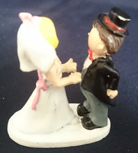 Lade das Bild in den Galerie-Viewer, DEKORATIONSFIGUR "Hochzeitspaar" - Kunststoff / Plastik, Hochzeitspaar Braut Bräutigam Form Motiv Dekor

