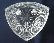 Lade das Bild in den Galerie-Viewer, DREIECKIGE DESSERTSCHALE - Kristallglas, Blumen Blüten Pflanzen Sonne Stern Abstrakt Motiv Schliff
