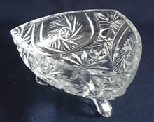 Lade das Bild in den Galerie-Viewer, 2er Set DREIECKIGE DESSERTSCHALEN - Kristallglas, Blumen Blüten Pflanzen Sonne Stern Abstrakt Motiv Schliff
