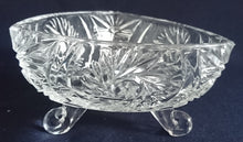 Lade das Bild in den Galerie-Viewer, 2er Set DREIECKIGE DESSERTSCHALEN - Kristallglas, Blumen Blüten Pflanzen Sonne Stern Abstrakt Motiv Schliff
