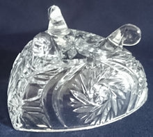 Lade das Bild in den Galerie-Viewer, DREIECKIGE DESSERTSCHALE - Kristallglas, Blumen Blüten Pflanzen Sonne Stern Abstrakt Motiv Schliff
