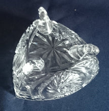 Lade das Bild in den Galerie-Viewer, 2er Set DREIECKIGE DESSERTSCHALEN - Kristallglas, Blumen Blüten Pflanzen Sonne Stern Abstrakt Motiv Schliff
