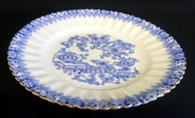 Lade das Bild in den Galerie-Viewer, 2er Set DESSERTTELLER - Porzellan, China Blau Goldrand Relief Dekor
