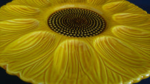 Lade das Bild in den Galerie-Viewer, EIER- BEILAGENPLATTENTELLER - Keramik / Steingut, Halbe Eier Sonnenblumen Motiv Form Dekor
