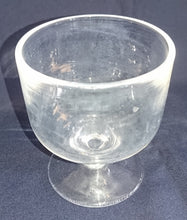 Lade das Bild in den Galerie-Viewer, 2er Set EISDESSERT BECHER - Press- / Hartglas, Kreisförmiges Geometrisches Dekor
