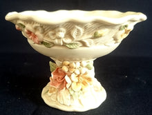 Lade das Bild in den Galerie-Viewer, 2er Set EISDESSERT BECHER - Keramik / Steingut, Jugendstil Blumen Blüten Strauß Flora Relief Design Dekor
