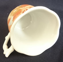 Lade das Bild in den Galerie-Viewer, 2er ESPRESSOGEDECK - Porzellan, Perlmutt Effekt Abstrakt Flora Fauna Pflanzen Motiv Gewölbte Form Dekor
