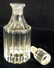 Lade das Bild in den Galerie-Viewer, LEERER FLACON - Press- / Hartglas, Klarer Teilschliff Kantiger Form Motiv Dekor
